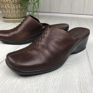 BareTraps Backlash brown leather slip on clogs